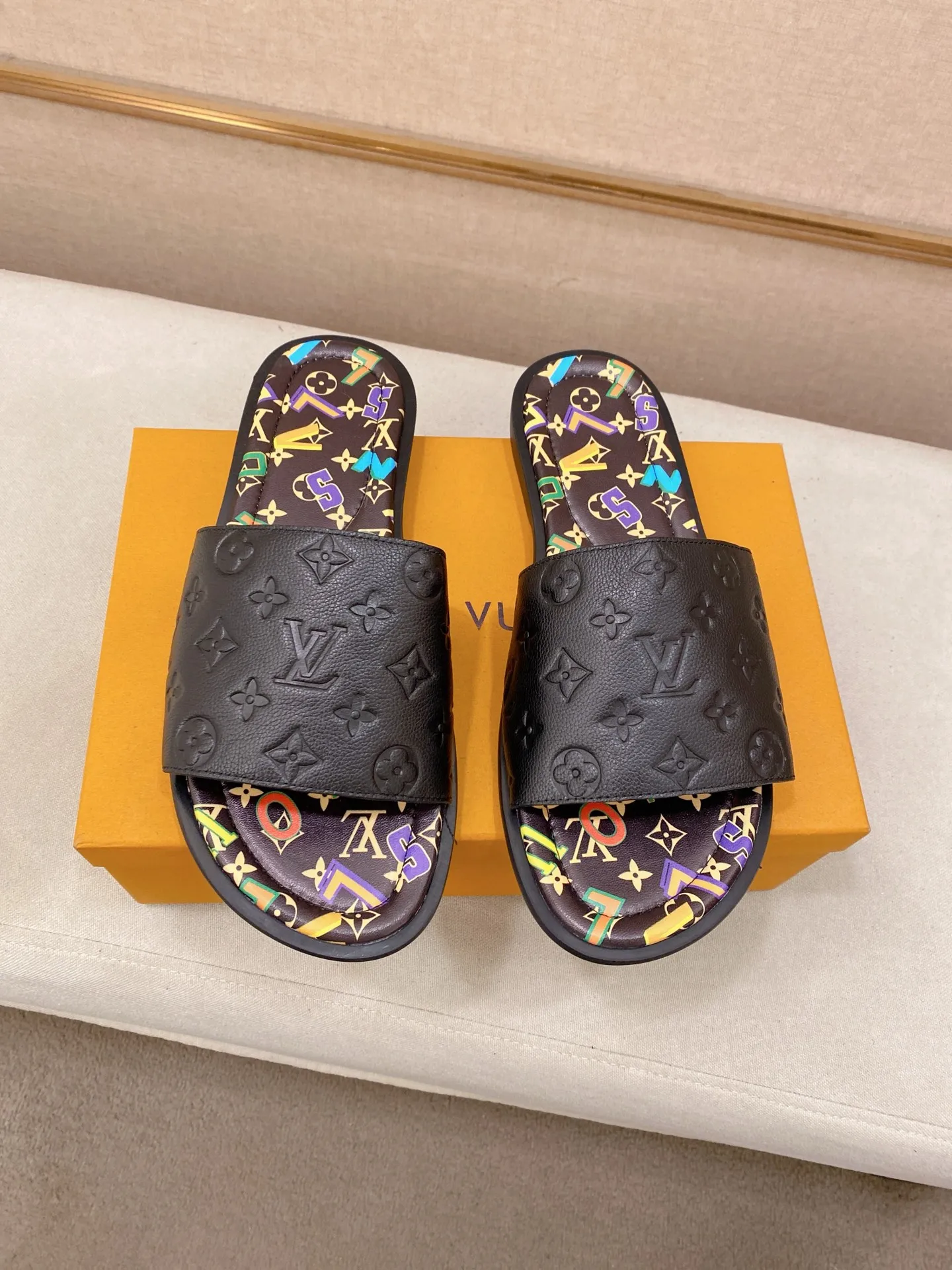 Men's shoes 💰: 340💰Made by LV🔍Top purchasing agents. Men's spring and summer slippers are available at the same counter. The uppers are imported cowhide from Italy, with logo graphics and high-quality craftsmanship. Soles: original soles specially provided by the original factory. Exclusive movable molded soles are super comfortable. Original goods follow orders. 🔍🔍High quality. You can enter and exit the counter at will. Welcome to compare. Size 38-44. Can be customized45